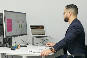 A freelancer showing how to write a Case study that turns customer success stories into shareable, credibility-boosting sales tools.